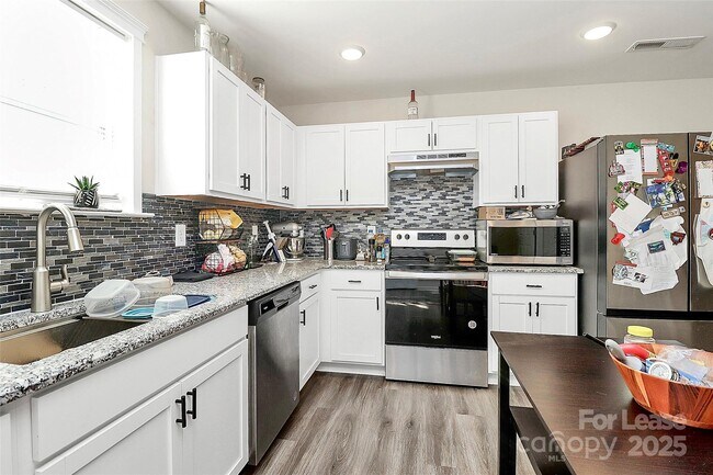 Building Photo - 409 Kickapoo Ave