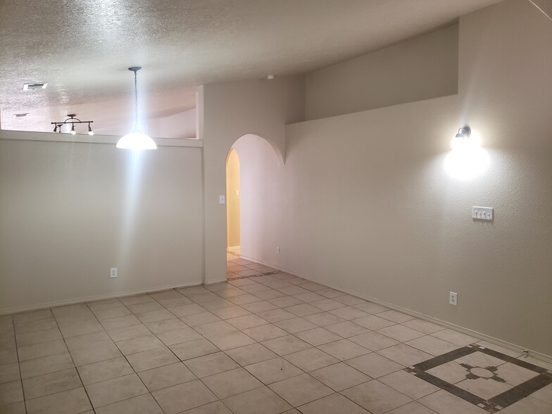 Building Photo - 2605 Silver Star Dr SW