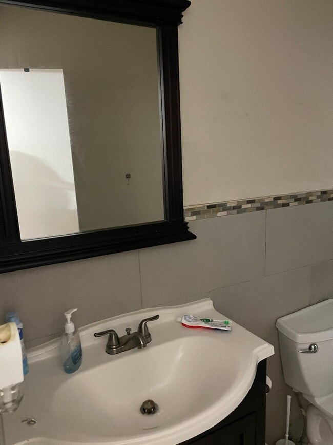 Building Photo - 8249 Fairway Rd