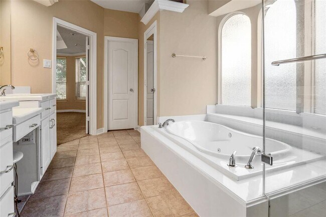 Building Photo - 5534 Chesapeake Pl