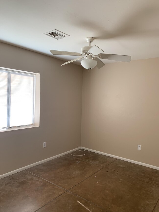 Building Photo - 308 E Blacklidge Dr