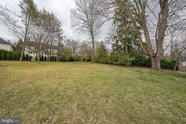 Building Photo - 437 Meadowcroft Rd