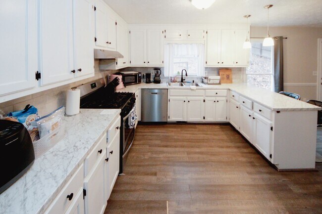 Building Photo - 1424 Shadowbrook Dr