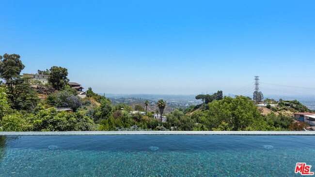 Building Photo - 2826 Las Alturas St