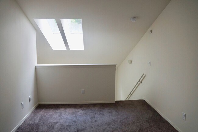 Building Photo - Great Arboretum location - lofted units - ...