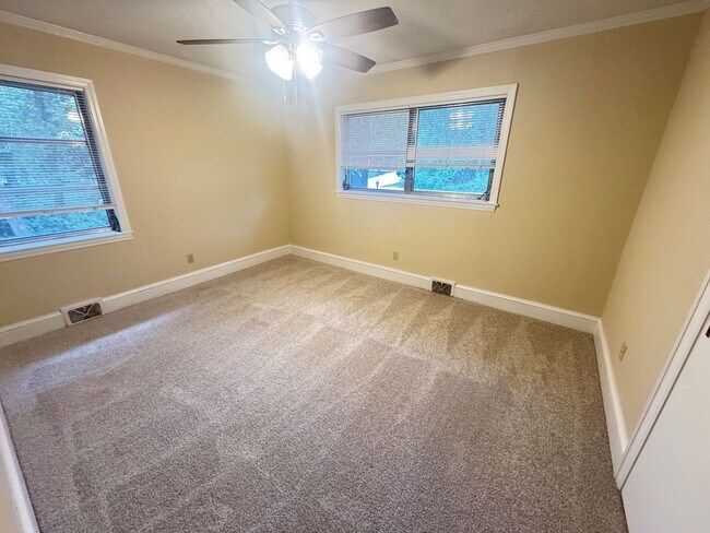 Building Photo - 3bd/2ba House on a Corner Lot very close t...