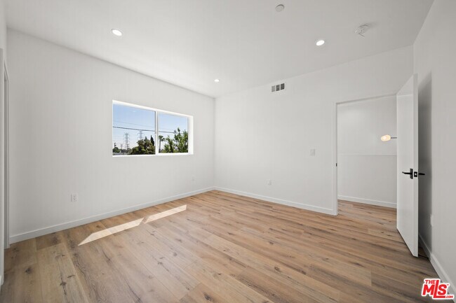Building Photo - 6049 Craner Ave