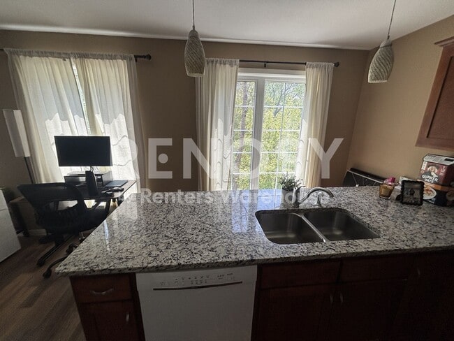 Building Photo - Available now - 1 Bedroom 1 Bath Condo in Golden Valley
