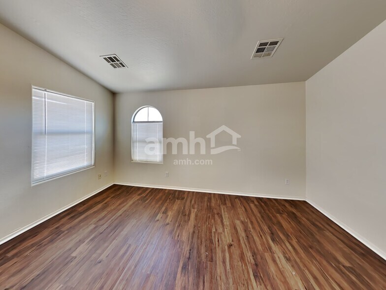 Building Photo - 3822 W South Butte Rd