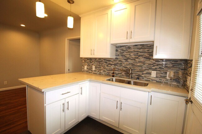 Building Photo - Quaint Midtown Ventura Duplex w/Many Upgra...