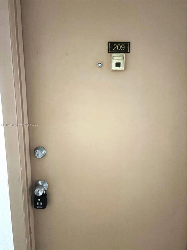 Building Photo - 16801 NE 14th Ave