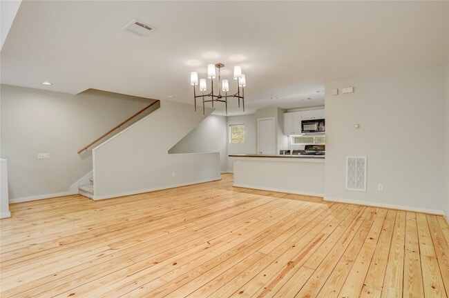 Building Photo - 910 Ruthven St