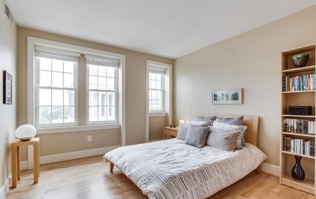 Building Photo - Exceptional 2BR/2BA corner unit with lovely city views. Ready mid-March!