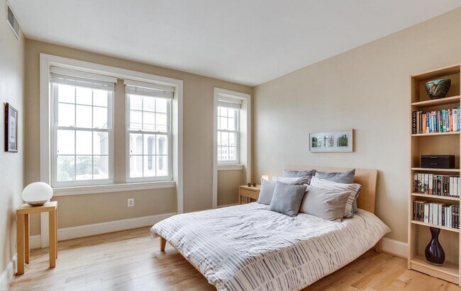 Building Photo - Exceptional 2BR/2BA corner unit with lovely city views. Ready NOW. Priced to rent!