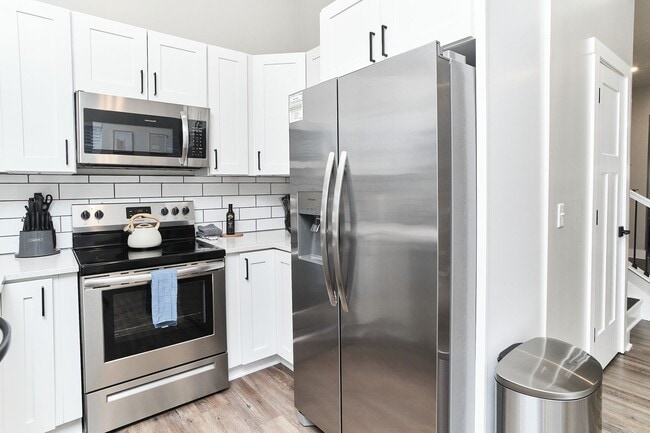 Building Photo - Fully Furnished 2BD Duplex in the Heart of downtown Indy!