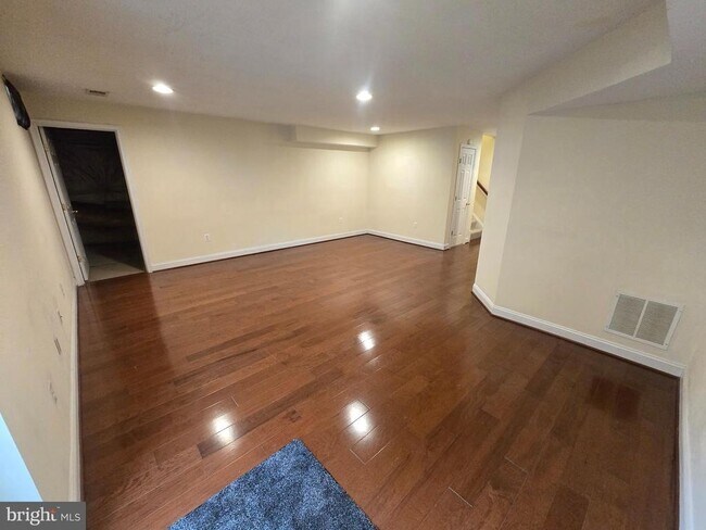 Building Photo - 116 Douglas Dr