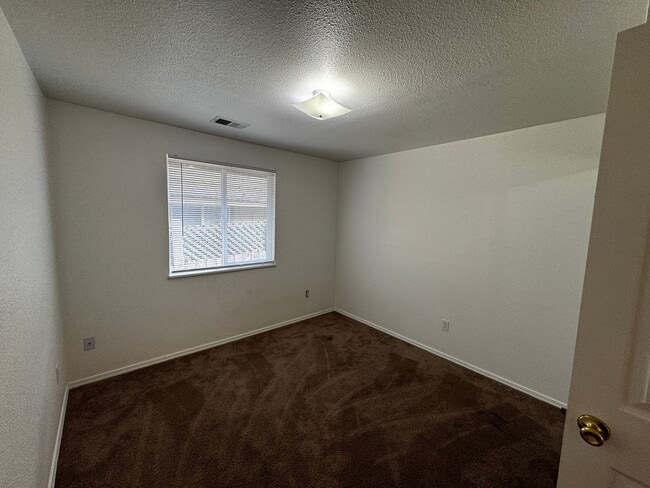 Building Photo - Beautiful pet-friendly home in a wooded ar...