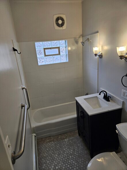 Building Photo - 5741 Maple St