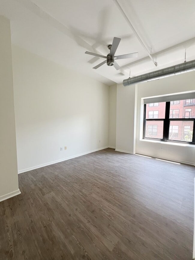 Building Photo - Modern 2-Bedroom Downtown KC Condo with Pa...