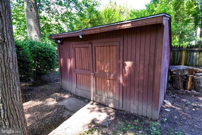 Building Photo - 6127 Brook Dr