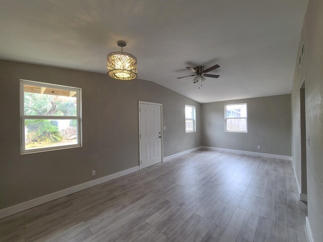 Building Photo - 703 W Veterans Dr