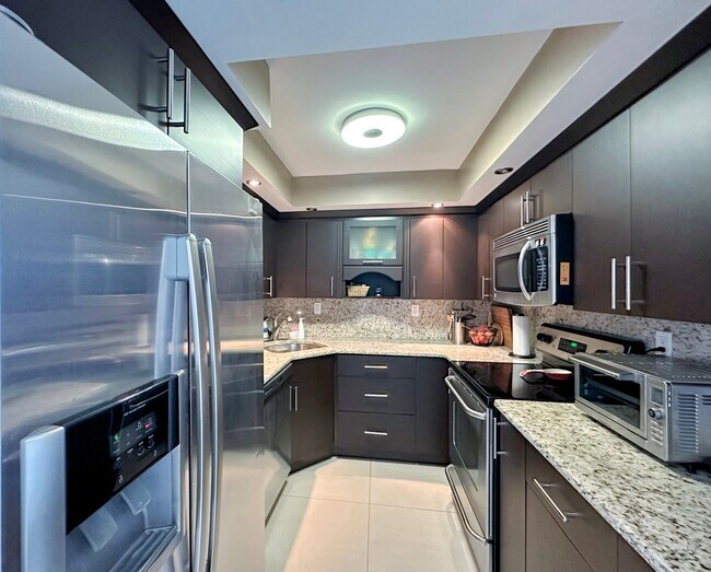 Building Photo - 3701 N Country Club Dr