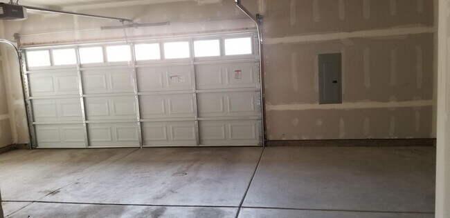 Building Photo - Immaculate 3 Bedroom/3 Bath Townhome Near Powers Corridor!