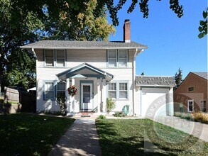 Building Photo - Discover 3-bedroom, 2.5-bath home in Omaha, NE