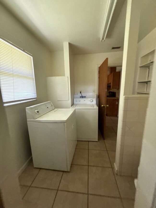 Building Photo - 4 bed/ 2.5 bath home, Walk to the stadium!...