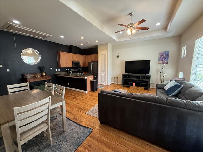 Building Photo - 3813 Center Plaza Dr
