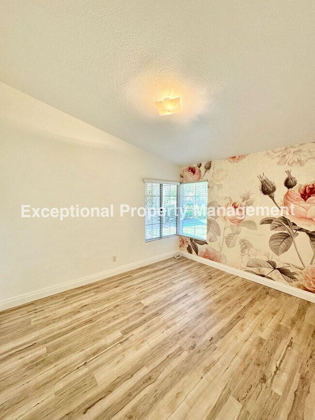 Building Photo - Ready to move in 3 bed 2 bath single story home