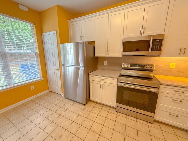 Building Photo - Spacious 2 bedroom 2.5 bath townhome