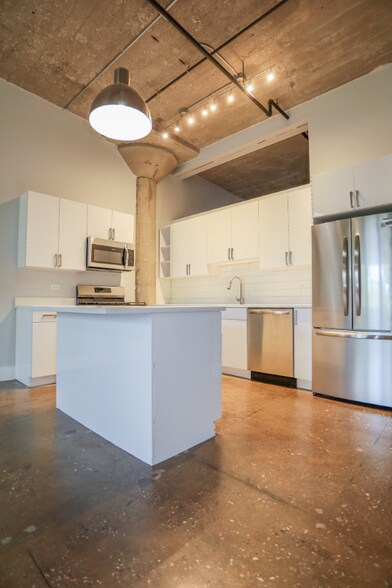 Building Photo - 4046 N Hermitage Ave