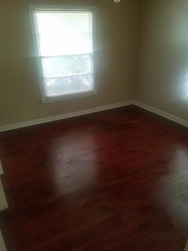 Building Photo - Single-family home Located in East Handley...