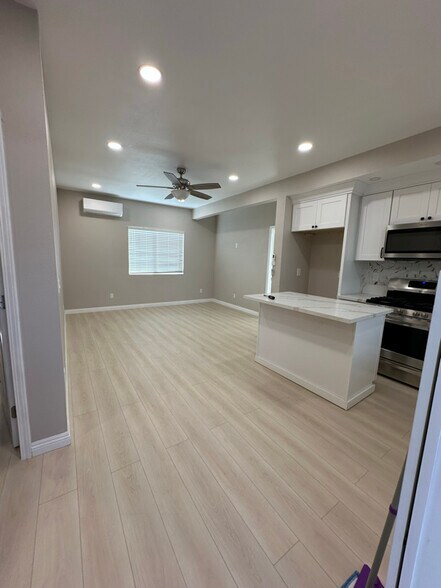 Primary Photo - 543 W G St
