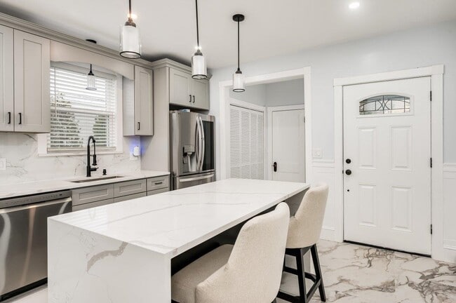 Building Photo - 815 Central Ave