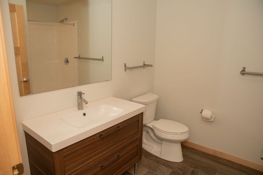Building Photo - 3850 Sunnyside Dr W