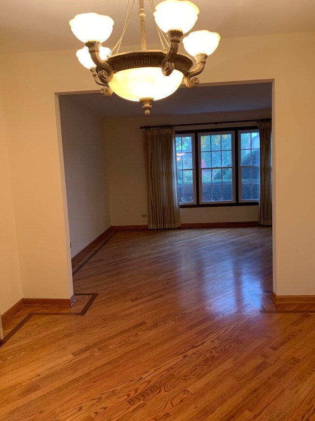 Building Photo - 62 E Fox Hill Dr