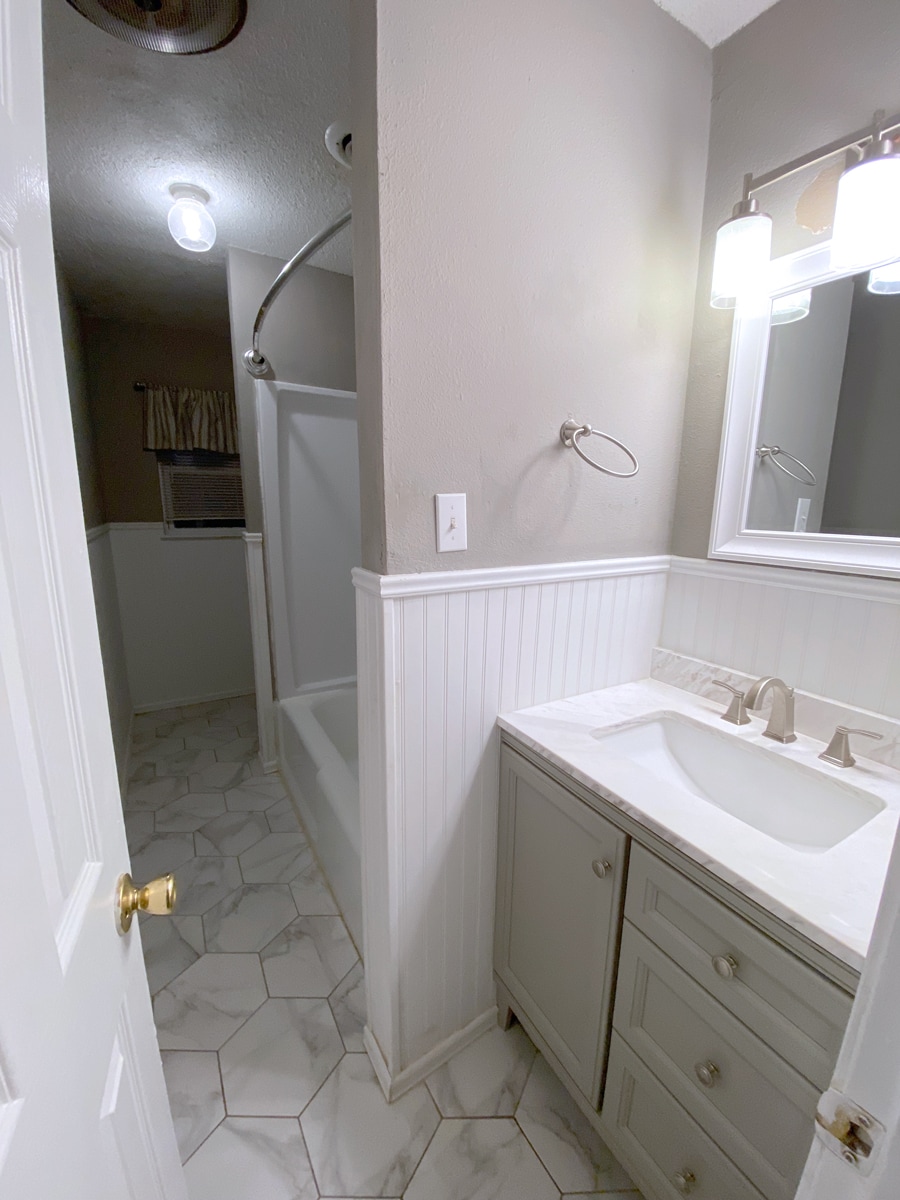 Full bath - 703 Lee St