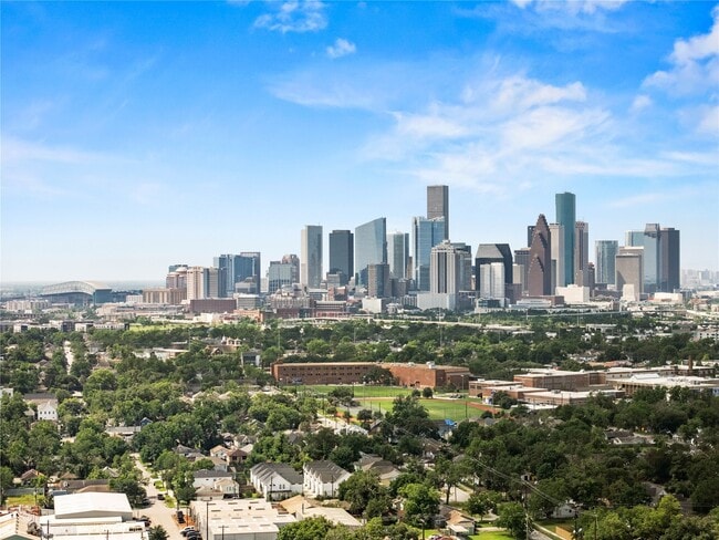 Building Photo - 3211 Cochran St