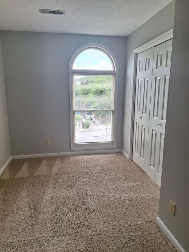 Building Photo - 4bd/3 bath located in desirable neighbor i...