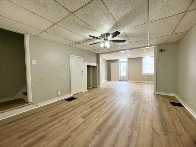 Building Photo - 2 Bedroom 1.5 Bathroom w/Bonus Room in York!
