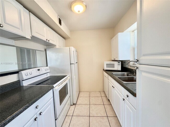 Building Photo - 16508 NE 26th Ave