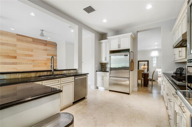 Building Photo - 10105 SW 75th Pl