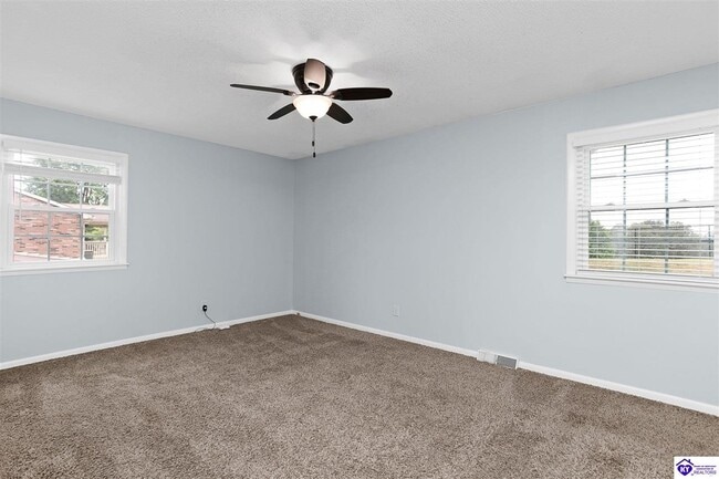 Building Photo - 705 Bon Aire Dr