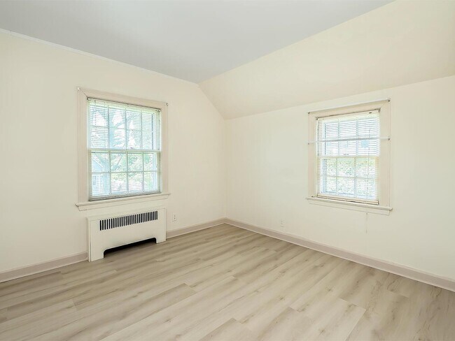 Building Photo - 221 Manhasset Ave