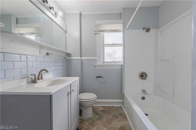 Building Photo - 897 Peckham St