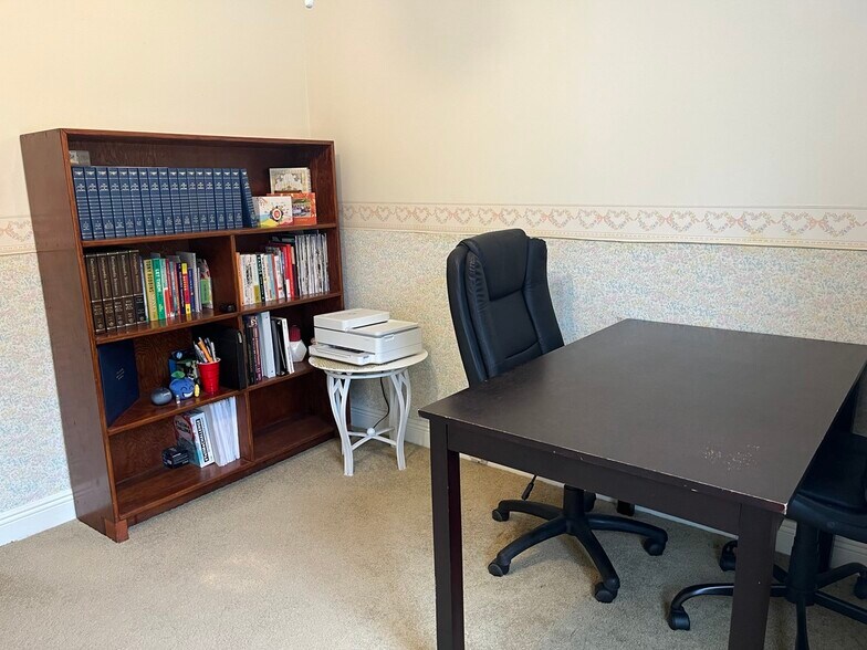 Building Photo - 210 Pinehurst Ln