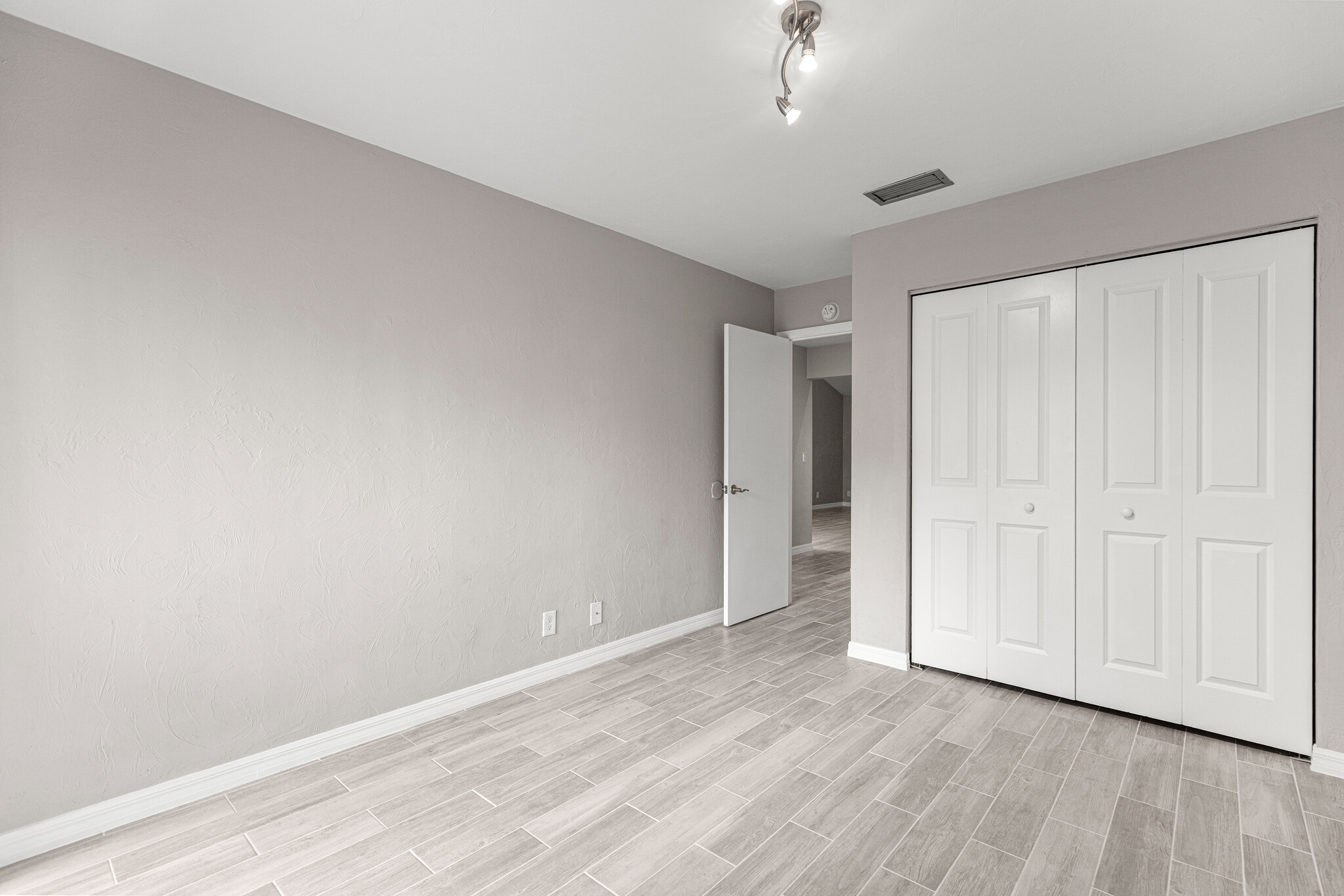 Building Photo - 4151 SE 22nd Ave