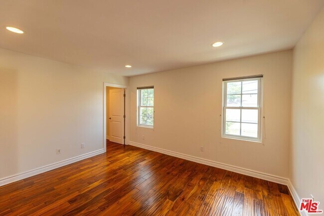 Building Photo - 12833 Delano St